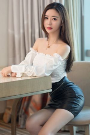 穿条纹睡衣的男孩